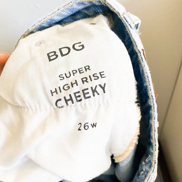 ☀️ URBAN OUTFITTERS BDG Super High Rise Cheeky Shorts 26 Boho Denim Distressed - Picture 3 of 6